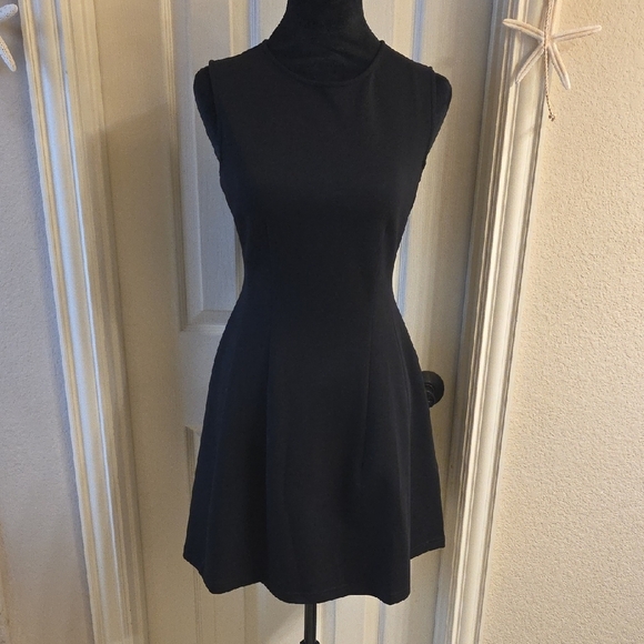 Elegant Black Sleeveless Mini Dress - Picture 16 of 16